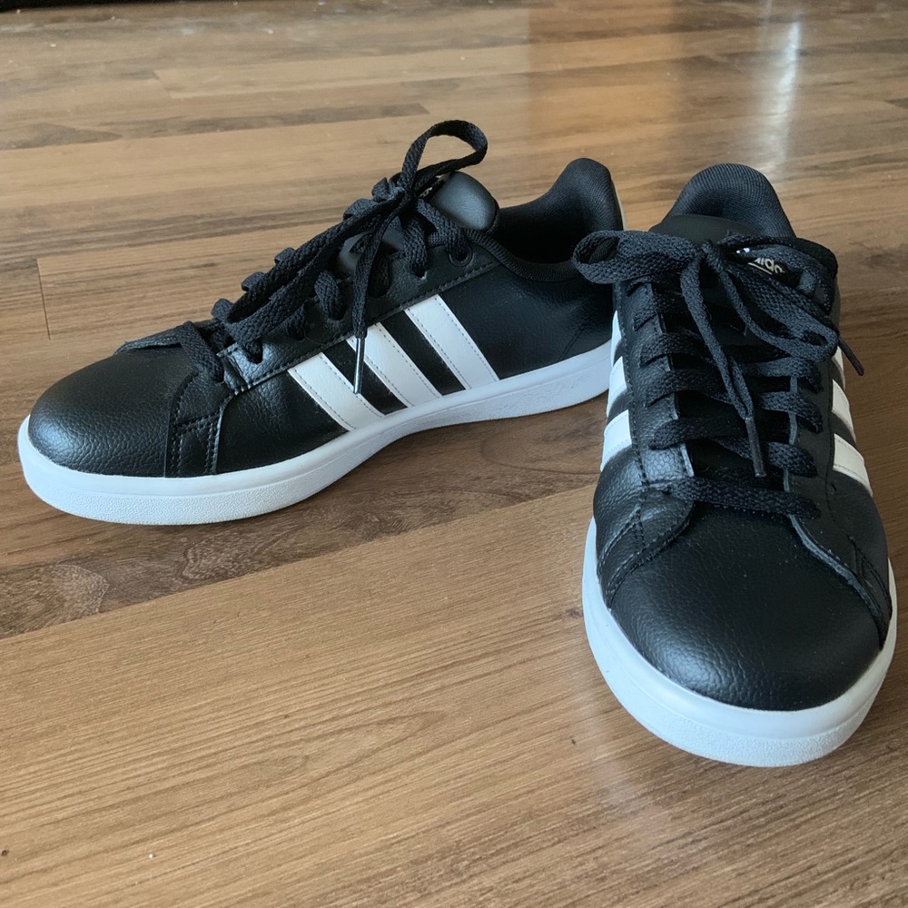 Adidas Women’s Grand Court Shoes!!